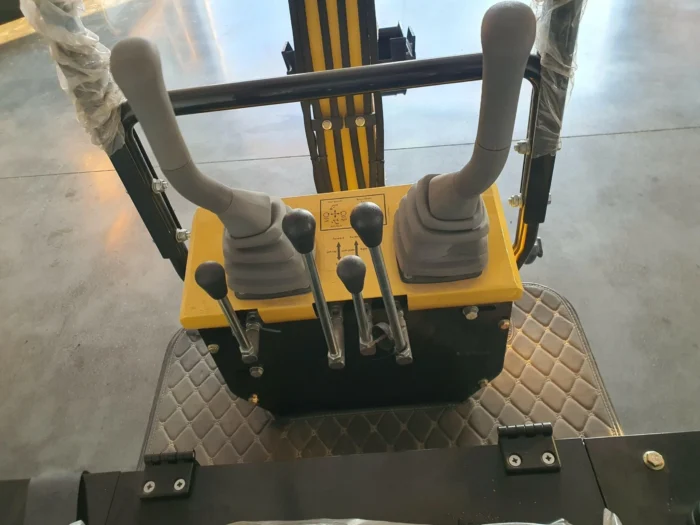 1 Ton, 13.5 HP Gasoline Engine (B&S) Mini Excavator | AGT-H12 - Image 7