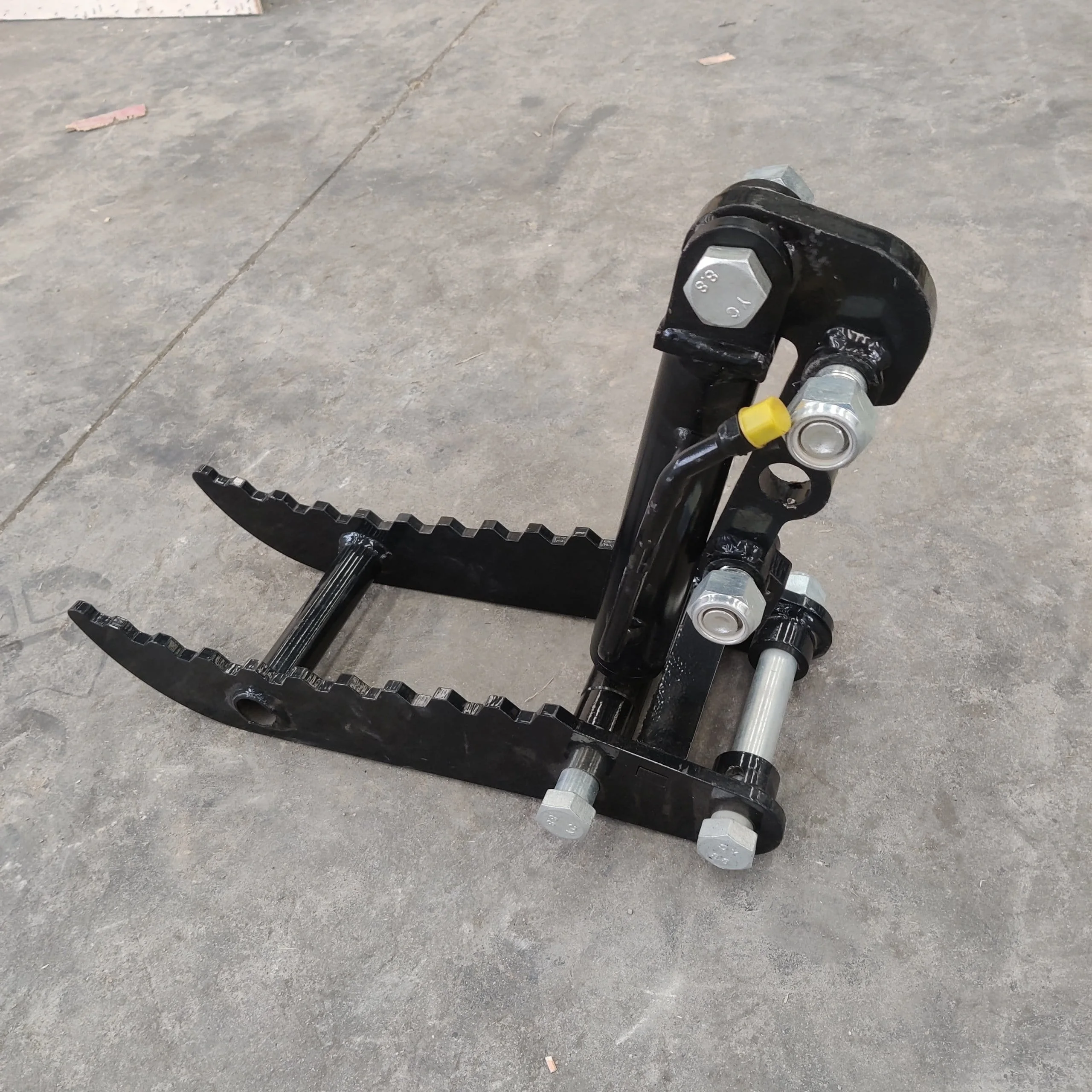 aX3HufcflGKs2nZkZynN3qqVRGgrAIxIGzJp3Alt.webp TYPHON Attachments Hydraulic Thumb Clip Attachment for Mini Excavators USA - Image 1