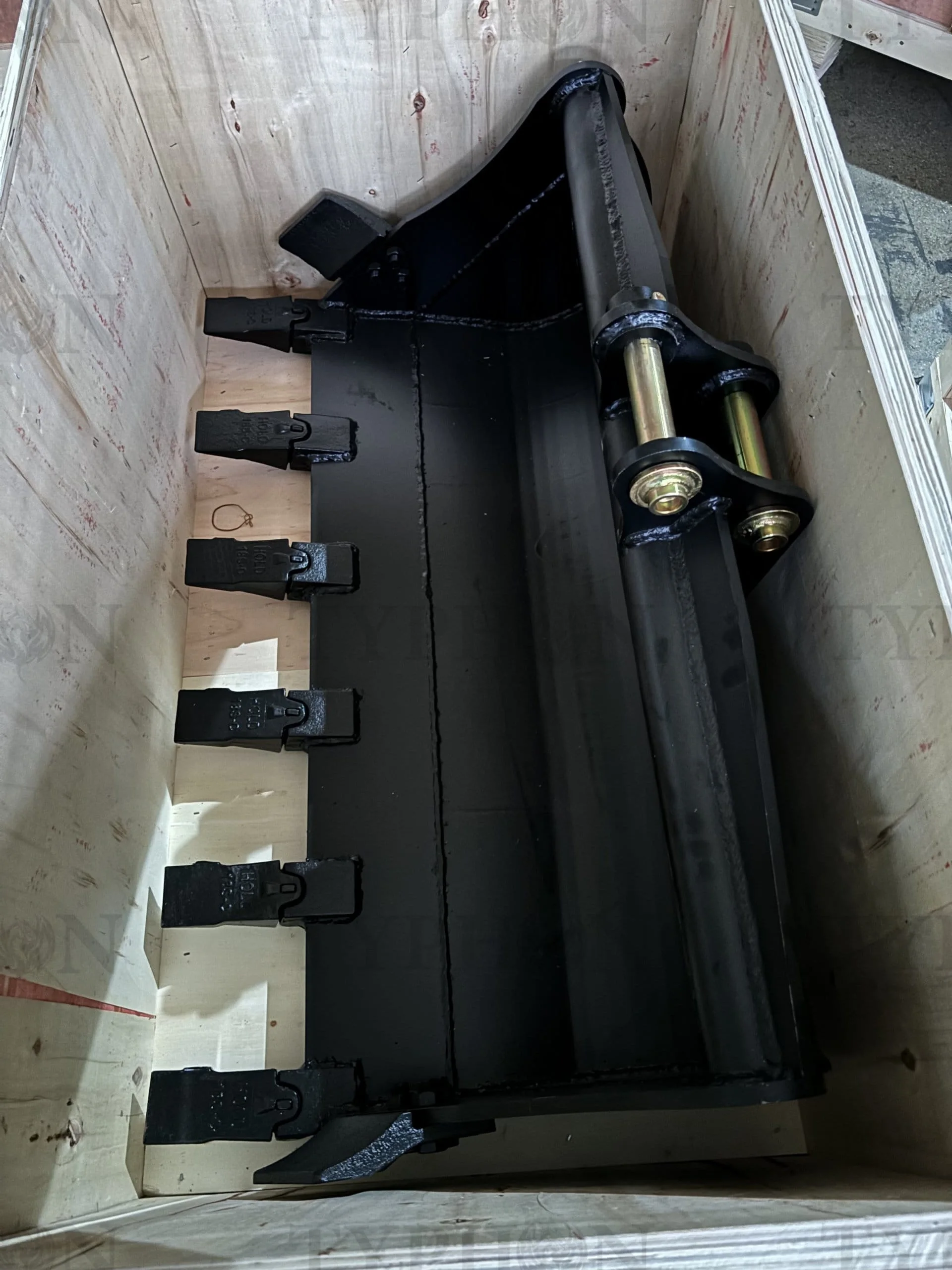 kQEbWTPzOHtu9mnnyWPMSriVWJbEpeVZLBIjFZTb.webp 2ton Excavator Attachment 1000mm Rock Bucket Heavy Duty Trenching Bucket 39 inch - Image 1