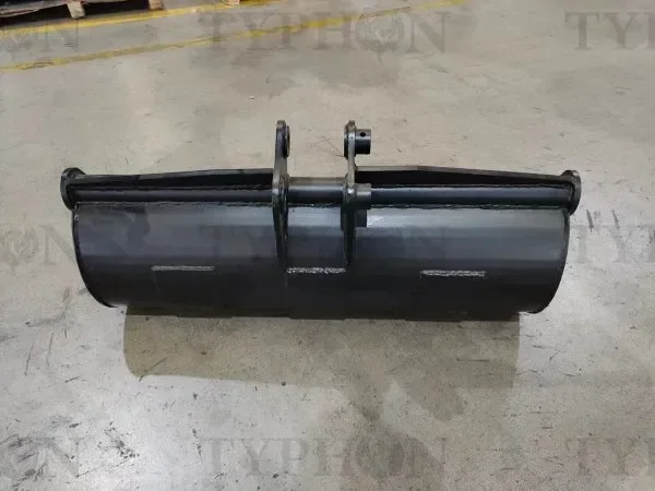w3j3YgvMUZx14nDXMjhg5VgGKmVlQIPEKIFEc1cv.webp TYPHON 2.5 Ton Mini Excavator Attachment Plain Bucket 800mm 31″ Mud Bucket - Image 1