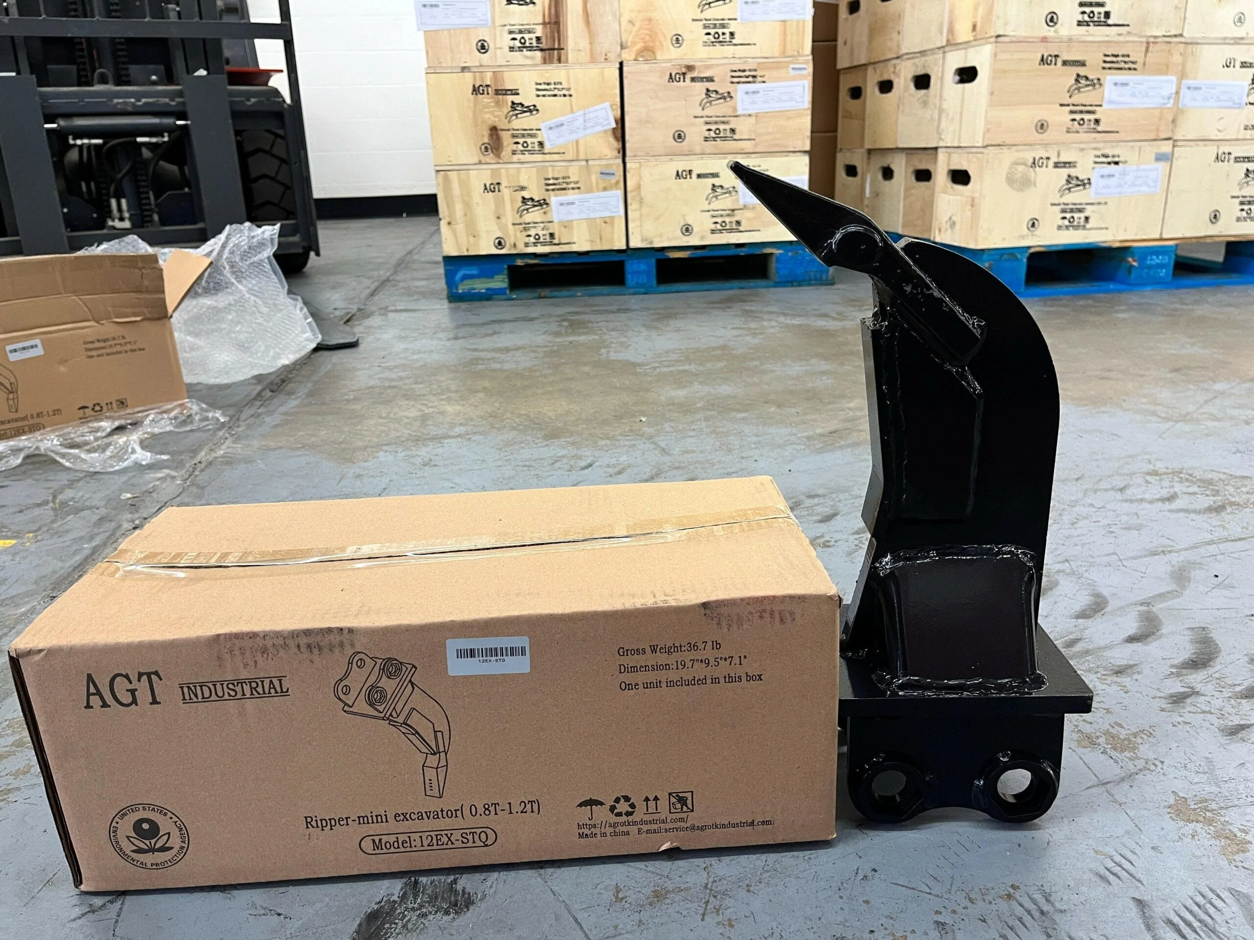 wtvtNouJSkDzuEfqd1SPxudVgdufeydqJuWyu5BG.webp Ripper | Compatible with all 12 series AGT Industrial Mini Excavators - Image 1